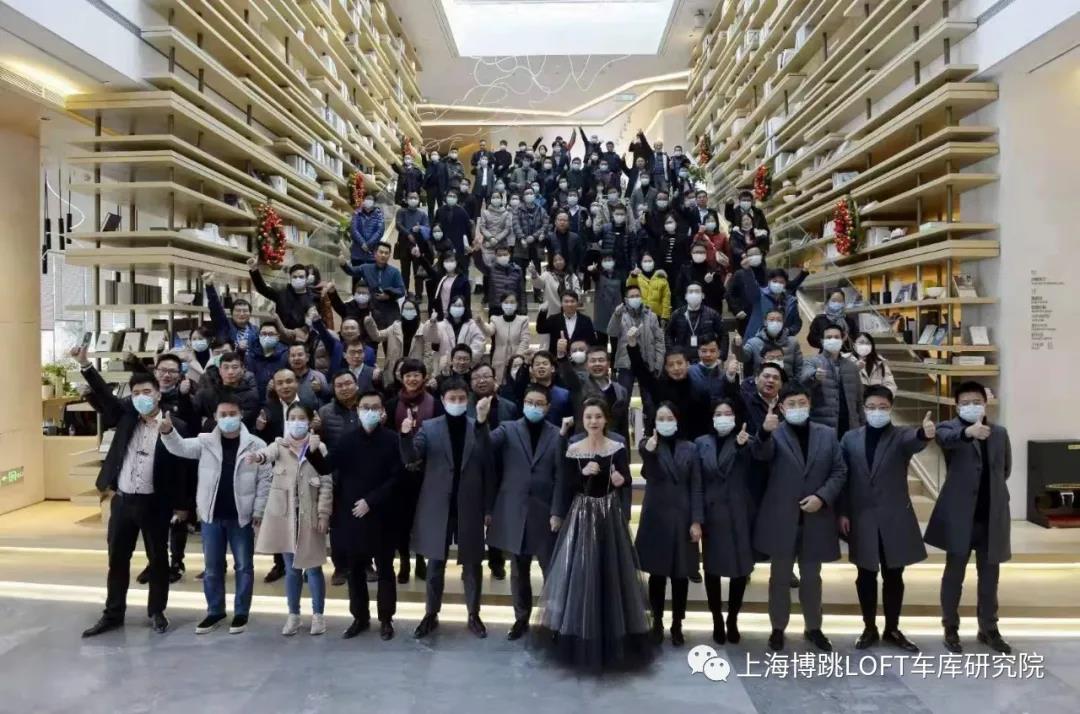 信阳全国一百多人在华侨城汉口道6号参观研讨LOFT专利车库技术！